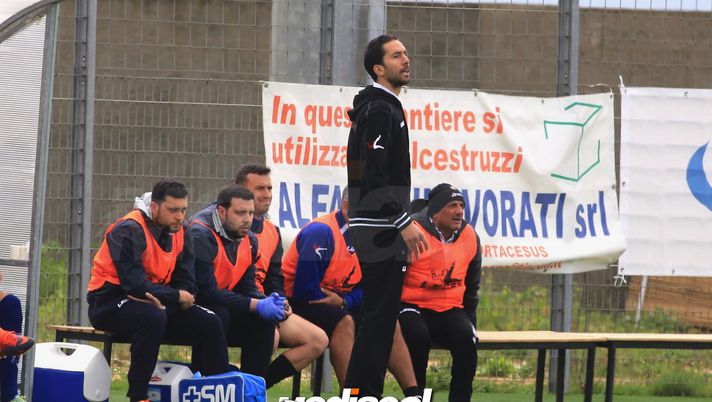 CAGLIARI, ITALY - MAY 05: Palermo's U19 coach Giuseppe Scurto reacts during the Primavera 1 match between Cagliari Calcio U19 and US Citta di Palermo U19 at Stadio Renato Raccis on May 5, 20188. (Photo by Enrico Locci/Getty Images) CAGLIARI, ITALY - MAY 05: Palermo's U19 coach Giuseppe Scurto reacts during the Primavera 1 match between Cagliari Calcio U19 and US Citta di Palermo U19 at Stadio Renato Raccis on May 5, 20188. (Photo by Enrico Locci/Getty Images)