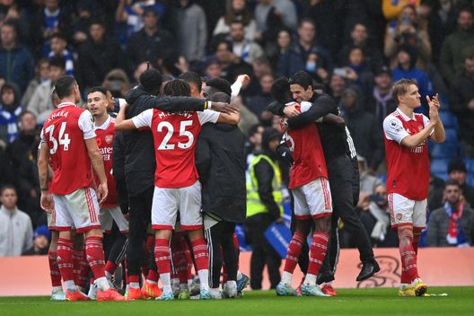 LONDON, ENGLAND - NOVEMBER 06: Mikel Arteta celebrates with Thomas Partey of Arsenal after their sides victory during the Premier League match between Chelsea FC and Arsenal FC at Stamford Bridge on November 06, 2022 in London, England. (Photo by Justin Setterfield/Getty Images) Arsenal, Arteta: “Giocare qui, dominare e vincere è significativo ma la Premier è lunga” - immagine 1