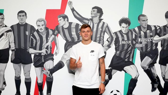 Inter, l’idolo Nainggolan accoglie Barella con una foto datata e lo ‘sfotte’: “Quei capelli…” Inter, l’idolo Nainggolan accoglie Barella con una foto datata e lo ‘sfotte’: “Quei capelli…”