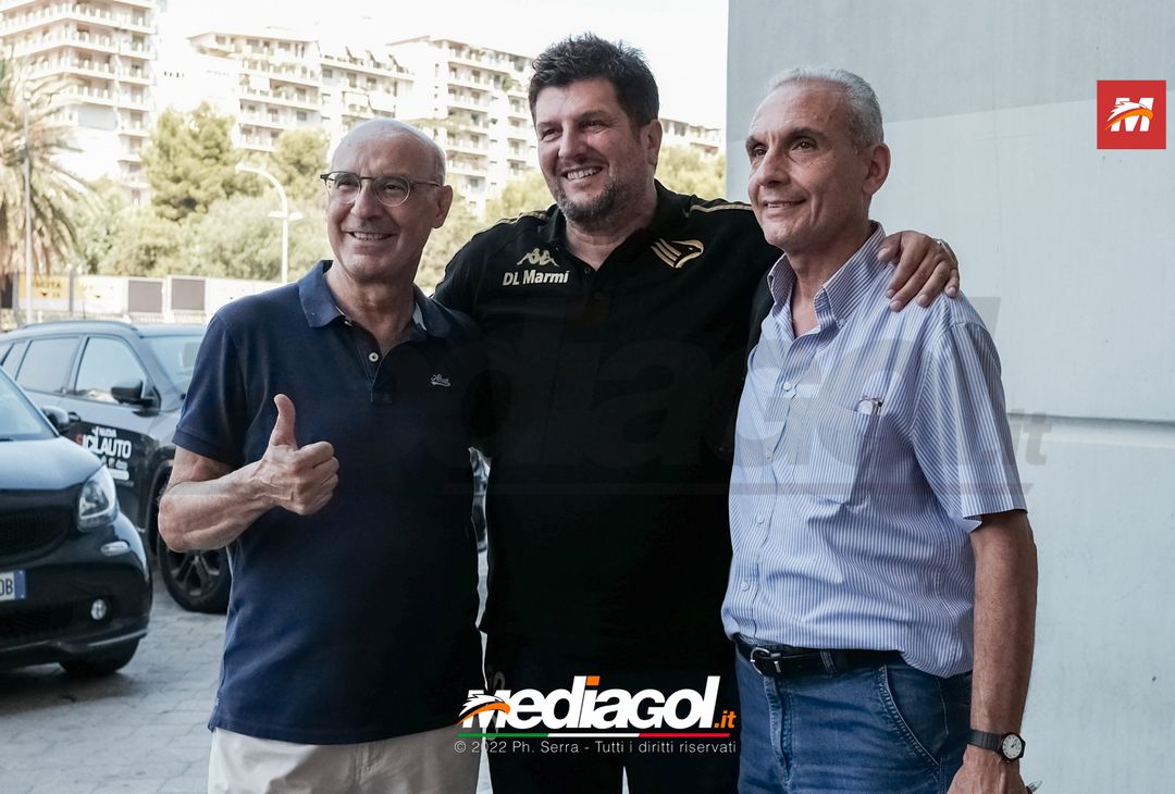FOTO RITIRO PALERMO, Mister Baldini scatta selfie con i tifosi (Gallery) - immagine 9