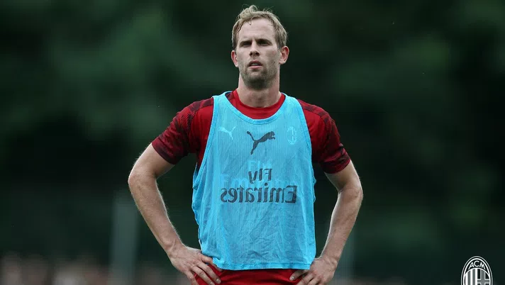 Il terzino croato Ivan Strinic in allenamento con il Milan a Milanello (credits: acmilan.com)