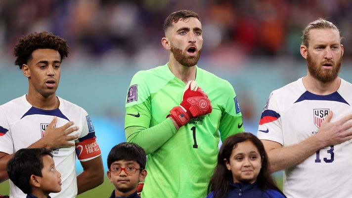 DOHA, QATAR - DECEMBER 03: Tyler Adams, Matt Turner and Tim Ream of United States line up for the national anthem prior to the FIFA World Cup Qatar 2022 Round of 16 match between Netherlands and USA at Khalifa International Stadium on December 03, 2022 in Doha, Qatar. (Photo by Julian Finney/Getty Images) “Ma perché un si compra noi?” – La bella storia di Matt Turner (USA) - immagine 1