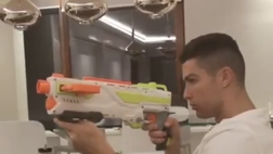 Ronaldo ritorna bambino e si diverte con il Nerf