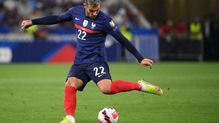 France's defender Theo Hernandez kicks the ball during the FIFA World Cup Qatar 2022 Group D qualification football match between France and Finland at the Groupama stadium in Decines-Charpieu near Lyon, central eastern France on September 7, 2021. (Photo by FRANCK FIFE / AFP) (Photo by FRANCK FIFE/AFP via Getty Images) Ct Francia: “Avrei dovuto convocare prima Theo Hernandez, è a suo agio qui” - immagine 1