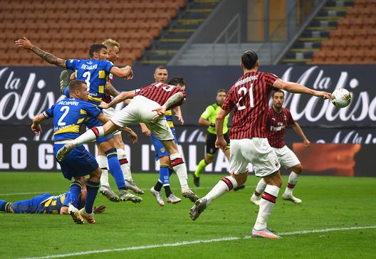 MILAN, ITALY - JULY 15: Alessio Romagnoli of AC Milan scores the second goal during the Serie A match between AC Milan and Parma Calcio at Stadio Giuseppe Meazza on July 15, 2020 in Milan, Italy. (Photo by Claudio Villa/Getty Images) MILAN, ITALY - JULY 15: Alessio Romagnoli of AC Milan scores the second goal during the Serie A match between AC Milan and Parma Calcio at Stadio Giuseppe Meazza on July 15, 2020 in Milan, Italy. (Photo by Claudio Villa/Getty Images)