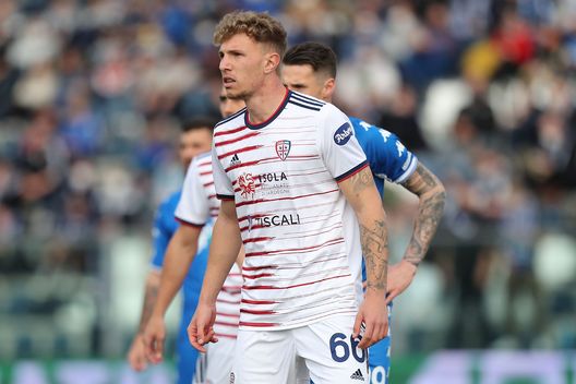 EMPOLI, ITALY - FEBRUARY 13: Matteo Lovato of Cagliari Calcio in action during the Serie A match between Empoli FC and Cagliari Calcio at Stadio Carlo Castellani on February 13, 2022 in Empoli, Italy. (Photo by Gabriele Maltinti/Getty Images) Difesa, la Fiorentina guarda in Serie A: il duo osservato da vicino- immagine 2