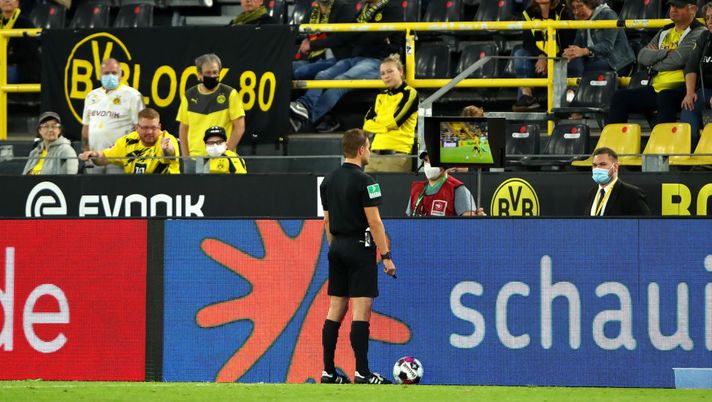 DORTMUND, GERMANY - SEPTEMBER 19: Referee Felix Brych checks the VAR display screen before awarding Borussia Dortmund a penalty during the Bundesliga match between Borussia Dortmund and Borussia Moenchengladbach at Signal Iduna Park on September 19, 2020 in Dortmund, Germany. Fans are set to return to Bundesliga stadiums in Germany despite to the ongoing Coronavirus Pandemic. Up to 20% of stadium's capacity are allowed to be filled. Final decisions are left to local health authorities and are subject to club's hygiene concepts and the infection numbers in the corresponding region. (Photo by Dean Mouhtaropoulos/Getty Images) DORTMUND, GERMANY - SEPTEMBER 19: Referee Felix Brych checks the VAR display screen before awarding Borussia Dortmund a penalty during the Bundesliga match between Borussia Dortmund and Borussia Moenchengladbach at Signal Iduna Park on September 19, 2020 in Dortmund, Germany. Fans are set to return to Bundesliga stadiums in Germany despite to the ongoing Coronavirus Pandemic. Up to 20% of stadium's capacity are allowed to be filled. Final decisions are left to local health authorities and are subject to club's hygiene concepts and the infection numbers in the corresponding region. (Photo by Dean Mouhtaropoulos/Getty Images)