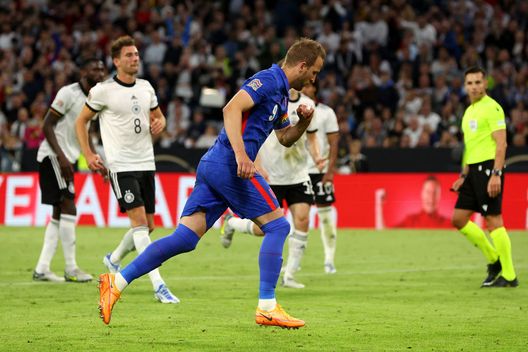 MUNICH, GERMANY - JUNE 07: Harry Kane of England celebrates after scoring their team's first goal from the penalty spot during the UEFA Nations League League A Group 3 match between Germany and England at Allianz Arena on June 07, 2022 in Munich, Germany. (Photo by Alexander Hassenstein/Getty Images) Kane 50 gol, quanto quelli di tutti i suoi compagni di nazionale messi insieme…- immagine 1
