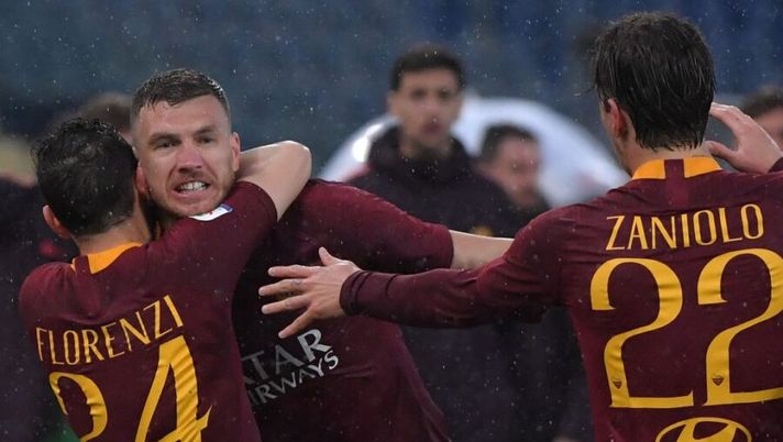 AS Roma Bosnian forward Edin Dzeko celebrates with AS Roma Italian midfielder Alessandro Florenzi (L) and AS Roma Italian midfielder Nicolo Zaniolo (R) after opening the scoring during the Italian Serie A football match AS Roma vs Udinese on April 13, 2019 at the Olympic stadium in Rome. (Photo by Tiziana FABI / AFP) (Photo credit should read TIZIANA FABI/AFP/Getty Images) Riecco Florenzi e Kolarov, emergenza in mediana, a parte Perotti: le ultime da casa Roma - immagine 1