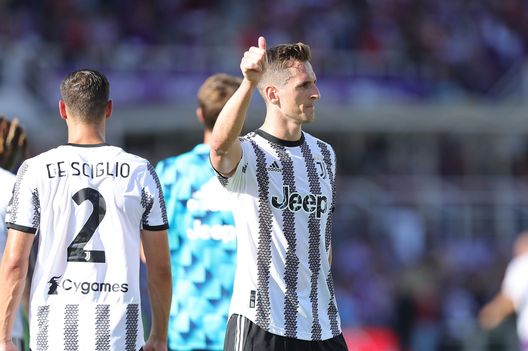 FLORENCE, ITALY - SEPTEMBER 03: Arkadiusz Milik of Juventus greets the fans after during the Serie A match between ACF Fiorentina and Juventus at Stadio Artemio Franchi on September 3, 2022 in Florence, Italy. (Photo by Gabriele Maltinti/Getty Images) Juventus