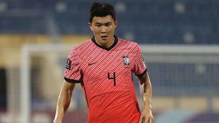 South Korea's defender Kim Min-jae runs with the ball during the 2022 Qatar World Cup Asian Qualifiers football match between Iraq and South Korea, at the Thani Bin Jassim Stadium in the Qatari capital Doha, on November 16, 2021. (Photo by KARIM JAAFAR / AFP) (Photo by KARIM JAAFAR/AFP via Getty Images) Di Marzio: “Blitz finale per chiudere Kim, il Napoli è pronto a pagare la clausola” - immagine 1