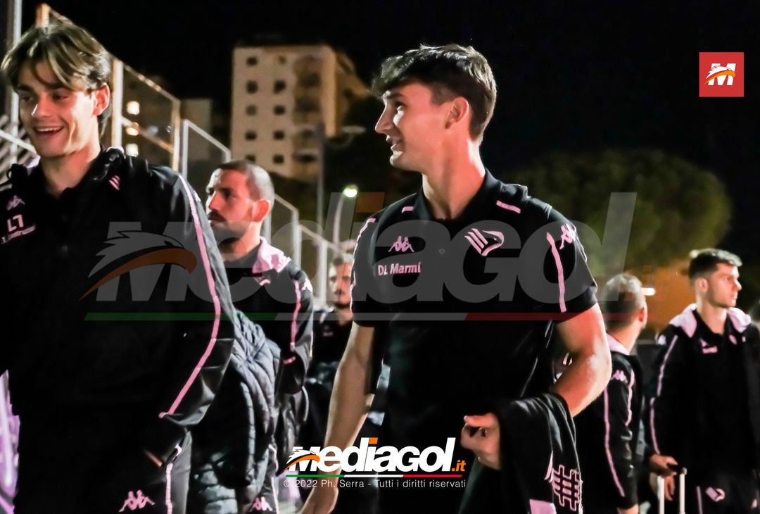 FOTO Palermo, i rosanero ritornano a Palermo dopo il ritiro a Manchester (Gallery) - immagine 14