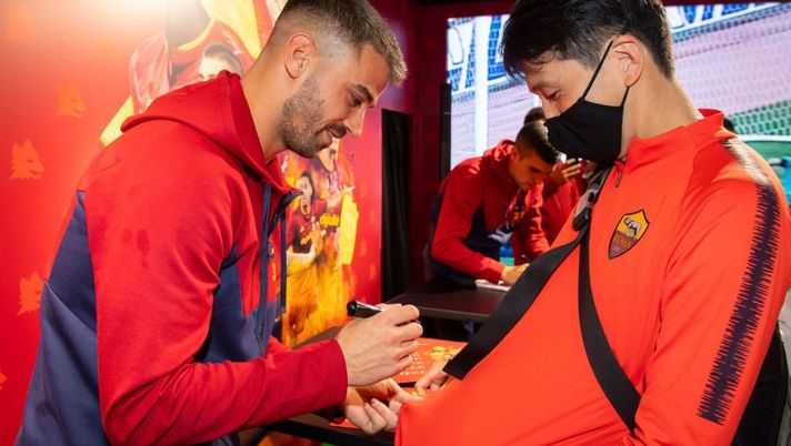 Entusiasmo per la Roma a Tokyo: foto e autografi con Spinazzola e Mancini - immagine 1