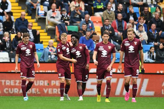 UDINE, ITALY - OCTOBER 23: Ola Aina of Torino FC celebrates with teammates after scoring their team's first goal during the Serie A match between Udinese Calcio and Torino FC at Dacia Arena on October 23, 2022 in Udine, Italy. (Photo by Alessandro Sabattini/Getty Images) Udinese-Torino