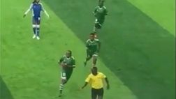 Arbitro inseguito da calciatrici: che botte! (VIDEO)