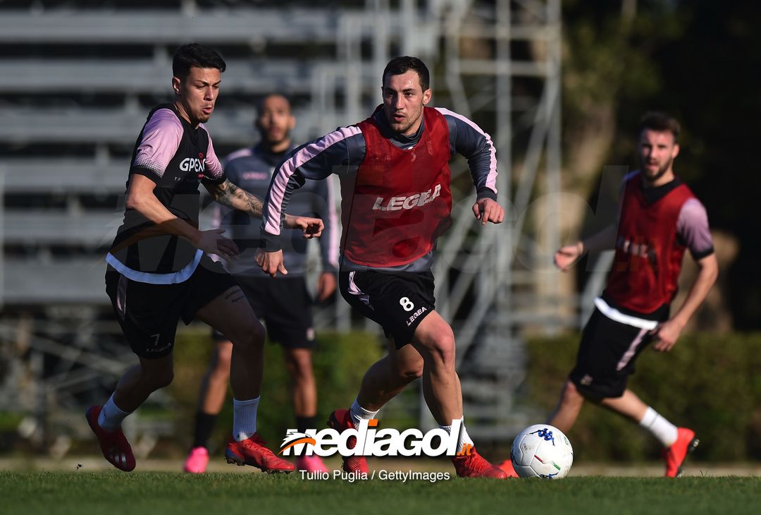  PALERMO, ITALY - MARCH 06: Simone Lo Faso (L) and Mato Jajalo in action during a US Citta' di Palermo training session at Tenente Carmelo Onorato Sports Center on March 06, 2019 in Palermo, Italy. (Photo by Tullio M. Puglia/Getty Images) 