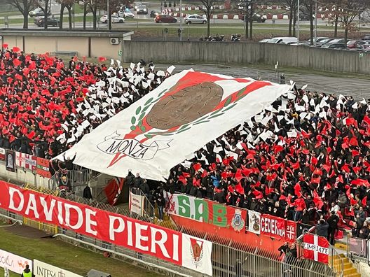 I tifosi del Monza al derby contro il Como I tifosi del Monza al derby contro il Como