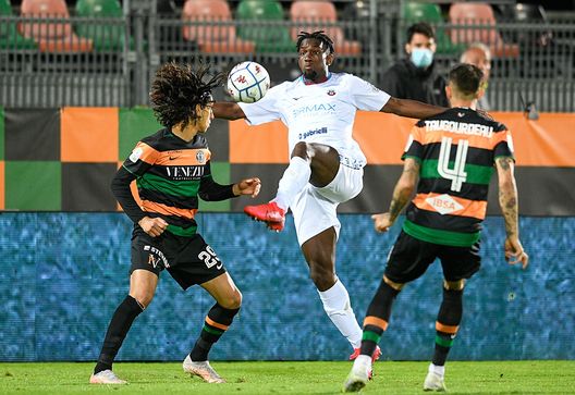 VENICE, ITALY - MAY 27: Frank Tsadjout of AS Cittadella battles for possession with Youssef Maleh of Venezia FC during the Serie B Playoffs Final match between Venezia FC and AS Cittadella at Stadio Pier Luigi Penzo on May 27, 2021 in Venice, Italy. (Photo by Nicolo Zangirolami/Getty Images) VENICE, ITALY - MAY 27: Frank Tsadjout of AS Cittadella battles for possession with Youssef Maleh of Venezia FC during the Serie B Playoffs Final match between Venezia FC and AS Cittadella at Stadio Pier Luigi Penzo on May 27, 2021 in Venice, Italy. (Photo by Nicolo Zangirolami/Getty Images)