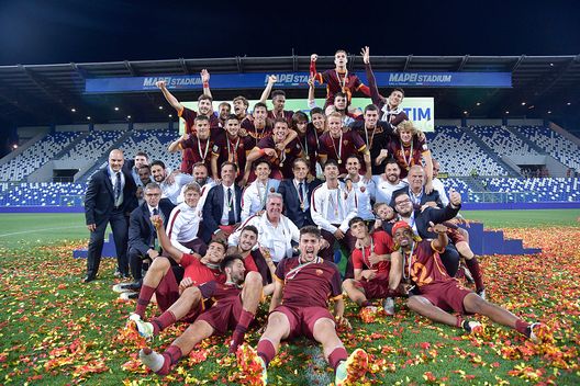 REGGIO NELL'EMILIA, ITALY - JUNE 04: AS Roma players celebrate the victory after the Juvenile Playoff Final match between AS Roma and FC Juventus at Mapei Stadium - CittÃ  del Tricolore on June 4, 2016 in Reggio nell'Emilia, Italy (Photo by Luciano Rossi/AS Roma via Getty Images) 
