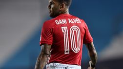 Dani Alves steward sull’aereo che lo porta a Tokio