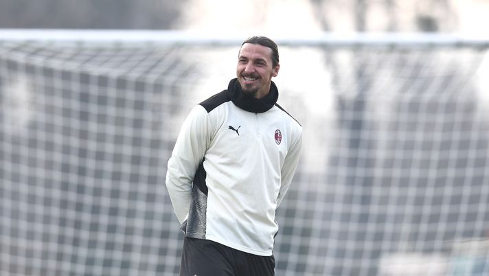 CAIRATE, ITALY - JANUARY 02: Zlatan Ibrahimovic of AC Milan in action during AC Milan training session at Milanello on January 02, 2022 in Cairate, Italy. (Photo by Claudio Villa/AC Milan via Getty Images) Zlatan Ibrahimovic, attaccante del Milan (getty images)