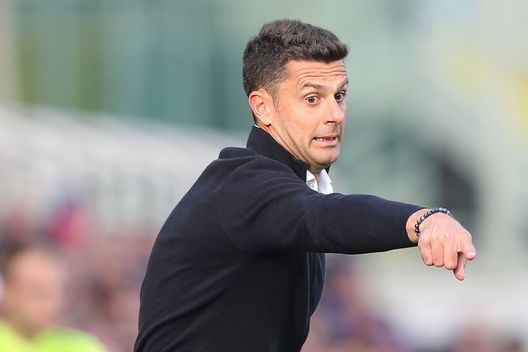 FLORENCE, ITALY - OCTOBER 31: Thiago Motta manager of Spezia Calcio gestures during the Serie A match between ACF Fiorentina and Spezia Calcio at Stadio Artemio Franchi on October 31, 2021 in Florence, Italy. (Photo by Gabriele Maltinti/Getty Images) FLORENCE, ITALY - OCTOBER 31: Thiago Motta manager of Spezia Calcio gestures during the Serie A match between ACF Fiorentina and Spezia Calcio at Stadio Artemio Franchi on October 31, 2021 in Florence, Italy. (Photo by Gabriele Maltinti/Getty Images)