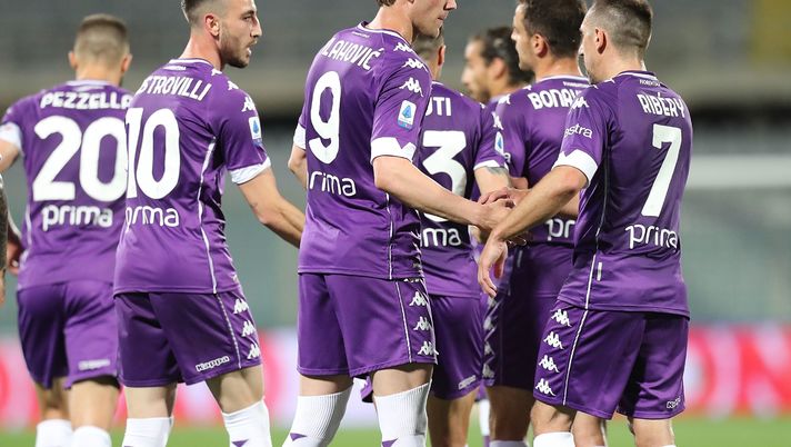 FLORENCE, ITALY - MAY 08: Dusan Vlahovic of ACF Fiorentina celebrates after scoring the opening goal during the Serie A match between ACF Fiorentina and SS Lazio at Stadio Artemio Franchi on May 8, 2021 in Florence, Italy. Sporting stadiums around Italy remain under strict restrictions due to the Coronavirus Pandemic as Government social distancing laws prohibit fans inside venues resulting in games being played behind closed doors. (Photo by Gabriele Maltinti/Getty Images) FLORENCE, ITALY - MAY 08: Dusan Vlahovic of ACF Fiorentina celebrates after scoring the opening goal during the Serie A match between ACF Fiorentina and SS Lazio at Stadio Artemio Franchi on May 8, 2021 in Florence, Italy. Sporting stadiums around Italy remain under strict restrictions due to the Coronavirus Pandemic as Government social distancing laws prohibit fans inside venues resulting in games being played behind closed doors. (Photo by Gabriele Maltinti/Getty Images)