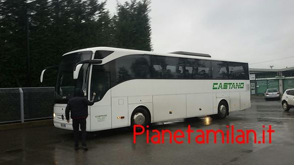 Il pullman della Primavera del Milan a Zingonia (credits: Pianeta Milan) Il pullman della Primavera del Milan a Zingonia (credits: Pianeta Milan)