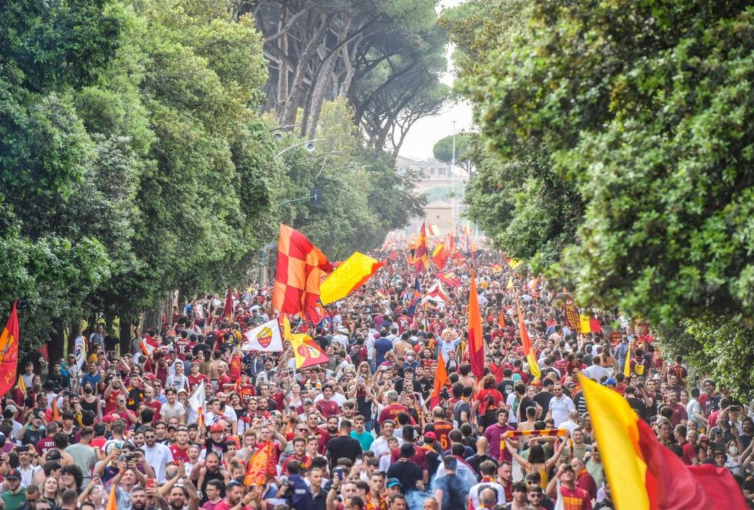 Roma, il popolo giallorosso in festa visto dal pullman della squadra – FOTO GALLERY - immagine 71