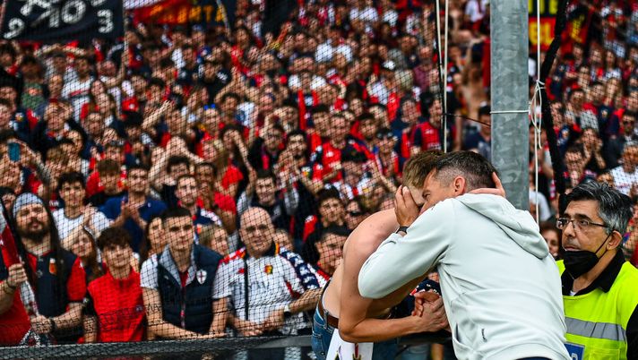 GENOA, ITALY - MAY 21: Alexander Blessin head coach of Genoa (R) greets a fan after the Serie A match between Genoa CFC and Bologna Fc at Stadio Luigi Ferraris on May 21, 2022 in Genoa, Italy. (Photo by Getty Images) Il derby dei cortei a Genova: funerale Samp in piazza De Ferrari? Genoani in piazza Kennedy! - immagine 1