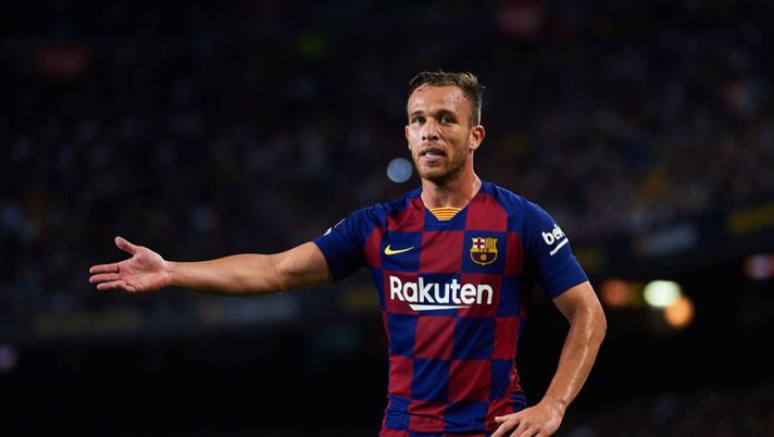 BARCELONA, SPAIN - OCTOBER 06: Arthur Melo of FC Barcelona looks on during the Liga match between FC Barcelona and Sevilla FC at Camp Nou on October 06, 2019 in Barcelona, Spain. (Photo by Aitor Alcalde/Getty Images) Arthur è della Juve: firmato il contratto fino al 2025, le vere cifre del suo stipendio - immagine 1