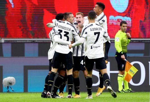 I giocatori della Juventus esultano dopo il gol contro il Milan I giocatori della Juventus esultano dopo il gol contro il Milan