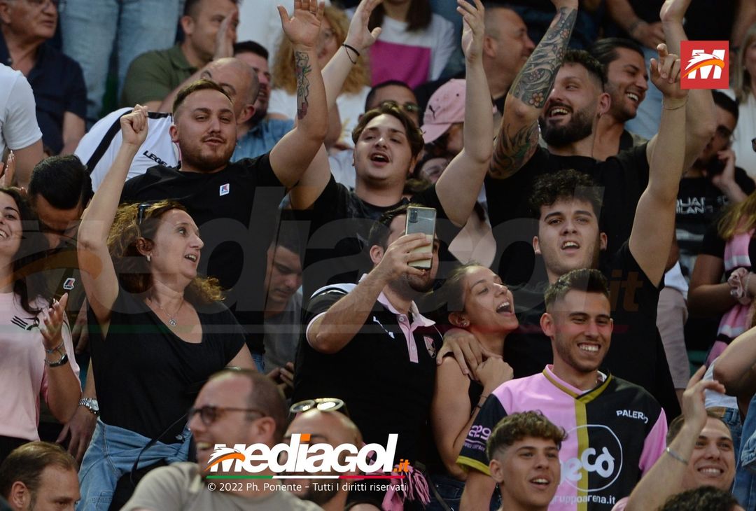 Fototifo, i tifosi allo stadio per Palermo-Feralpisaló 1-0 (gallery) - immagine 198
