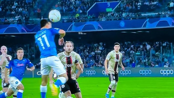 VIDEO Napoli-Ajax 1-0, Il colpo di testa di Lozano sblocca il match - immagine 1