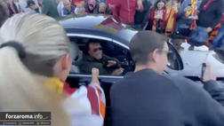 VIDEO – Tifosi allo stadio in delirio per Venditti: strada bloccata per i selfie