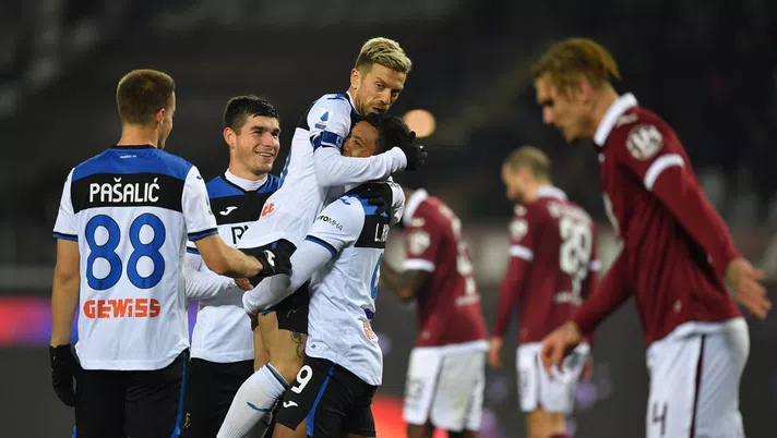 TURIN, ITALY - JANUARY 25:  Luis Muriel (R) of Atalanta BC celebrates a goal with team mates during the Serie A match between Torino FC and  Atalanta BC at Stadio Olimpico di Torino on January 25, 2020 in Turin, Italy.  (Photo by Valerio Pennicino/Getty Images)