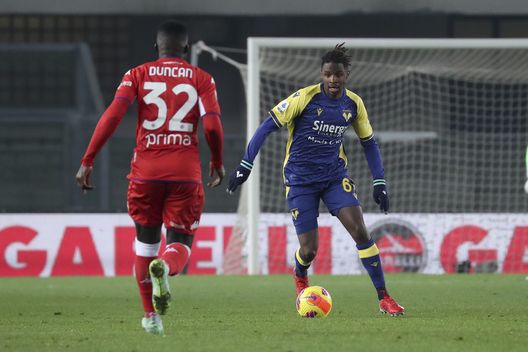 VERONA, ITALY - DECEMBER 22: Adrien Tameze of Hellas Verona in action during the Serie A match between Hellas Verona and ACF Fiorentina at Stadio Marcantonio Bentegodi on December 22, 2021 in Verona, Italy. (Photo by Giuseppe Cottini/Getty Images) Da Verona: Tameze resta un obiettivo, ma c’è concorrenza in Serie A- immagine 2