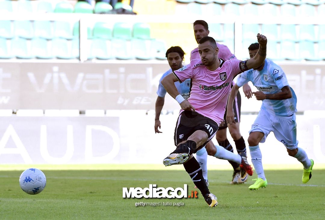  PALERMO, ITALY - OCTOBER 28: Ilija Nestorovski of Palermo scores a penalty  during the Serie B match between US Citta di Palermo and Virtus Entella at Stadio Renzo Barbera on October 28, 2017 in Palermo, Italy.  (Photo by Tullio M. Puglia/Getty Images) 