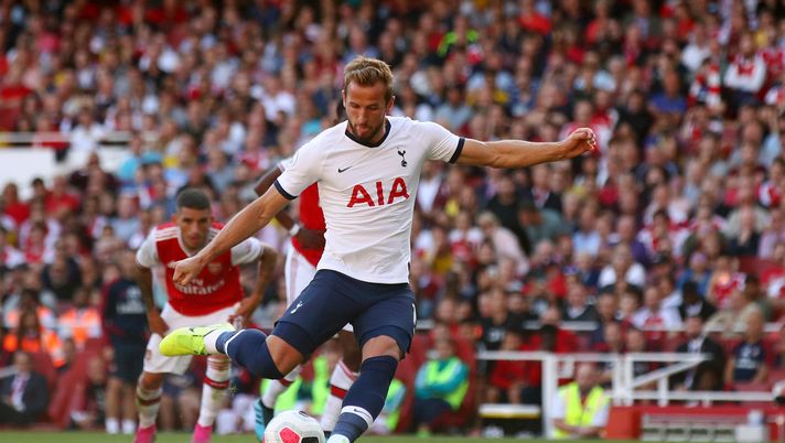 LONDON, ENGLAND - SEPTEMBER 01: Harry Kane of Tottenham Hotspur scores his team's second goal from the penalty spot during the Premier League match between Arsenal FC and Tottenham Hotspur at Emirates Stadium on September 01, 2019 in London, United Kingdom. (Photo by Julian Finney/Getty Images) 