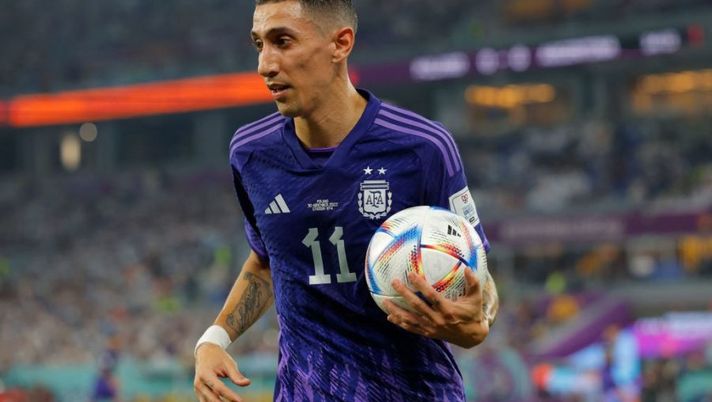 Argentina's midfielder #11 Angel Di Maria holds the ball after he missed chance during the Qatar 2022 World Cup Group C football match between Poland and Argentina at Stadium 974 in Doha on November 30, 2022. (Photo by Odd ANDERSEN / AFP) (Photo by ODD ANDERSEN/AFP via Getty Images) Juve, Di Maria spinge per tornare in campo: le novità dal Qatar e le sue condizioni - immagine 1