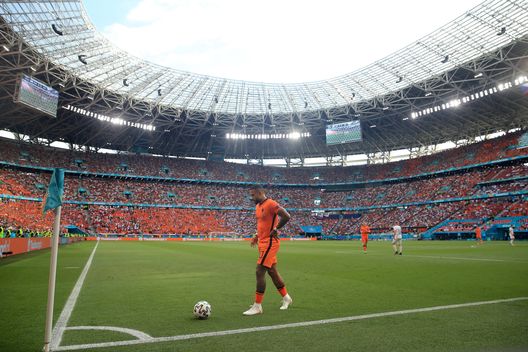 BUDAPEST, HUNGARY - JUNE 27: Memphis Depay of Netherlands prepares to take a corner during the UEFA Euro 2020 Championship Round of 16 match between Netherlands and Czech Republic at Puskas Arena on June 27, 2021 in Budapest, Hungary. (Photo by Alex Pantling/Getty Images) BUDAPEST, HUNGARY - JUNE 27: Memphis Depay of Netherlands prepares to take a corner during the UEFA Euro 2020 Championship Round of 16 match between Netherlands and Czech Republic at Puskas Arena on June 27, 2021 in Budapest, Hungary. (Photo by Alex Pantling/Getty Images)