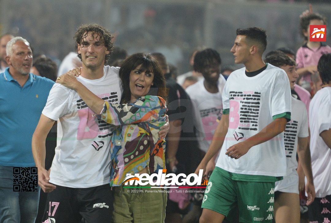 FOTO Palermo in Serie B, i festeggiamenti dei rosanero al Renzo Barbera (Gallery) - immagine 36