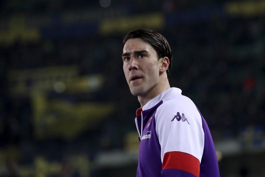VERONA, ITALY - DECEMBER 22: Dusan Vlahovic of ACF Fiorentina looks on during the Serie A match between Hellas Verona and ACF Fiorentina at Stadio Marcantonio Bentegodi on December 22, 2021 in Verona, Italy. (Photo by Giuseppe Cottini/Getty Images) VERONA, ITALY - DECEMBER 22: Dusan Vlahovic of ACF Fiorentina looks on during the Serie A match between Hellas Verona and ACF Fiorentina at Stadio Marcantonio Bentegodi on December 22, 2021 in Verona, Italy. (Photo by Giuseppe Cottini/Getty Images)