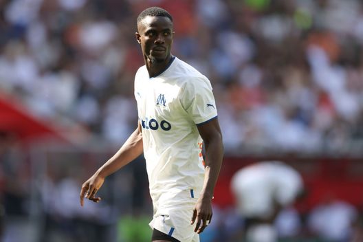 NICE, FRANCE - AUGUST 28: Eric Bailly of Olympique De Marseille looks on during the Ligue 1 match between OGC Nice and Olympique Marseille at Allianz Riviera on August 28, 2022 in Nice, France. (Photo by Jonathan Moscrop/Getty Images) Bailly in tackle sullo United: “Favorisce i calciatori inglesi ma con Ten Hag la situazione cambierà” - immagine 1