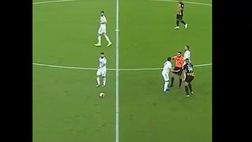 VIDEO/ Incredibile! L’arbitro dimentica i cartellini: ecco che fa