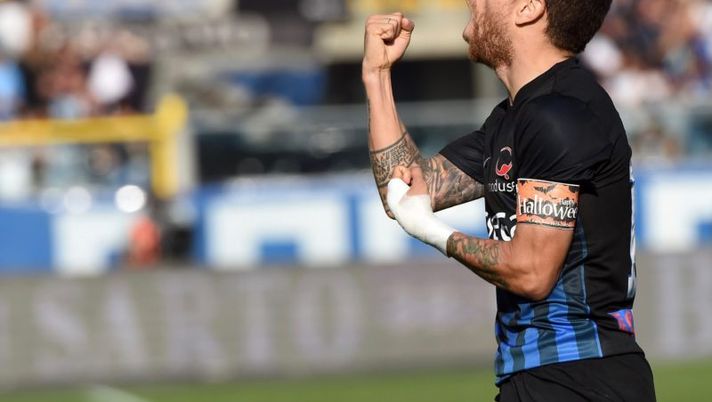 BERGAMO, ITALY - OCTOBER 30: Alejandro Gomez of Atalanta BC celebrates his first goal during the Serie A match between Atalanta BC and Genoa CFC at Stadio Atleti Azzurri d'Italia on October 30, 2016 in Bergamo, Italy. (Photo by Pier Marco Tacca/Getty Images) Papu Gomez, dall’infortunio… all’offerta di mercato: che possibile sorpresa! - immagine 1