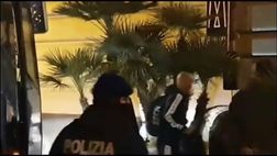 VIDEO Napoli-Juventus, tifosi contestano la squadra in ritiro: applausi solo per Lozano. Le immagini