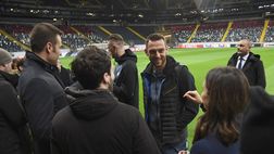 Inter, un tifoso dell’Eintracht gli chiede maglia e foto. De Vrij dice sì: “Basta chiedere”