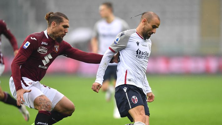 TURIN, ITALY - DECEMBER 20: Rodrigo Palacio of Bologna battles for possession with Lyanco of Torino during the Serie A match between Torino FC and Bologna FC at Stadio Olimpico di Torino on December 20, 2020 in Turin, Italy. Sporting stadiums around Italy remain under strict restrictions due to the Coronavirus Pandemic as Government social distancing laws prohibit fans inside venues resulting in games being played behind closed doors. (Photo by Valerio Pennicino/Getty Images) TURIN, ITALY - DECEMBER 20: Rodrigo Palacio of Bologna battles for possession with Lyanco of Torino during the Serie A match between Torino FC and Bologna FC at Stadio Olimpico di Torino on December 20, 2020 in Turin, Italy. Sporting stadiums around Italy remain under strict restrictions due to the Coronavirus Pandemic as Government social distancing laws prohibit fans inside venues resulting in games being played behind closed doors. (Photo by Valerio Pennicino/Getty Images)