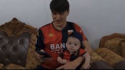 Genoa, guarda Shomurodov! L’uzbeko canta l’inno rossoblu col figlio in braccio